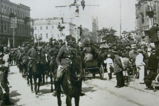 Defilada Wojska Polskiego na Chreszczatyku, Kijów, 9 maja 1920 r. (reprodukcja)