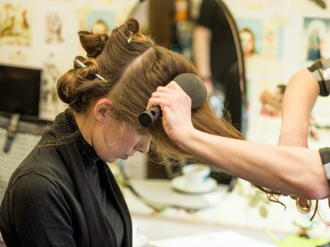 Fryzura bohaterki 'American Hustle' krok po kroku