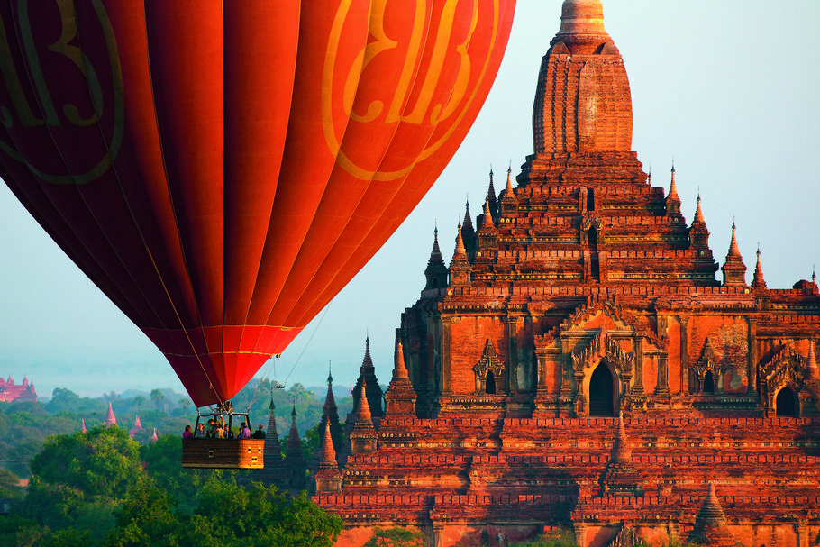 Lecąc balonem nad Birmą, można z jego pokładu obejrzeć świątynię Sulamani, należącą do starożytnego miasta Bagan.
