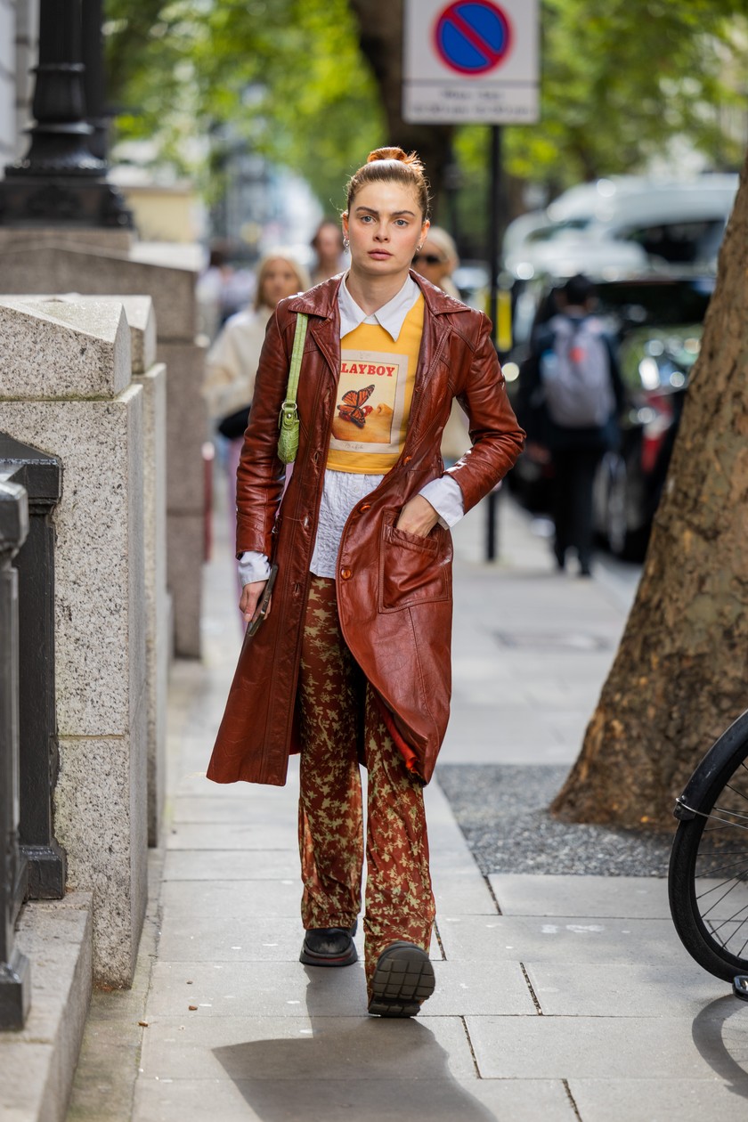 Vor der Poster-Girl-Show sah man diese Besucherin der London Fashion Week am 16. September in einem perfekt abgestimmten Look aus mehreren Lagen und mit einer Baguette-Tasche im 2000er-Stil.