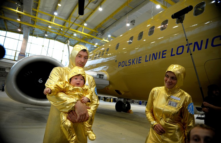 Akcja artystyczna Pawła Althamera - 'Wspólna Sprawa'. Około 160 mieszkanców bródna, przebranych w złote stroje astronautów, wyleciało pomalowanym na złoto samolotem do Brukseli. Uczcili tym XX rocznicę odzyskania wolności w Europie Środkowej