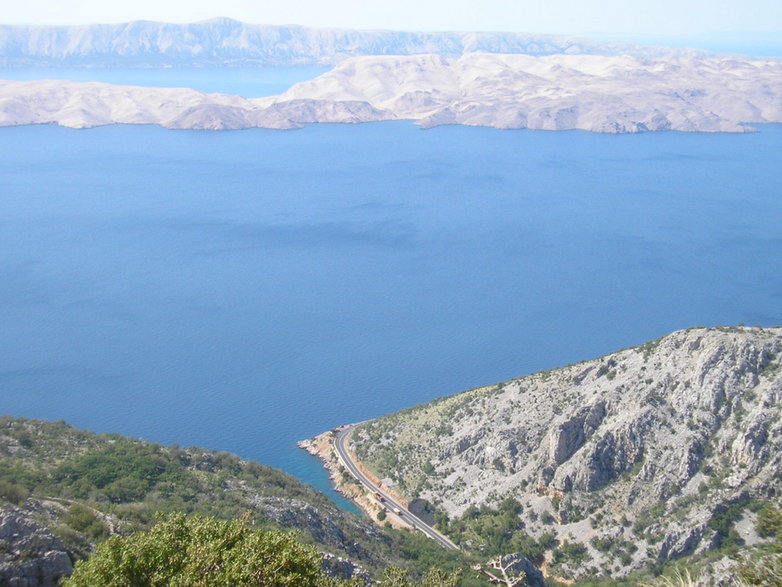Chorwacja samochodem – górskie trasy są bardzo wymagające i należy pokonywać je z dużą rozwagą i ostrożnością! (widok na wyspę Pag)