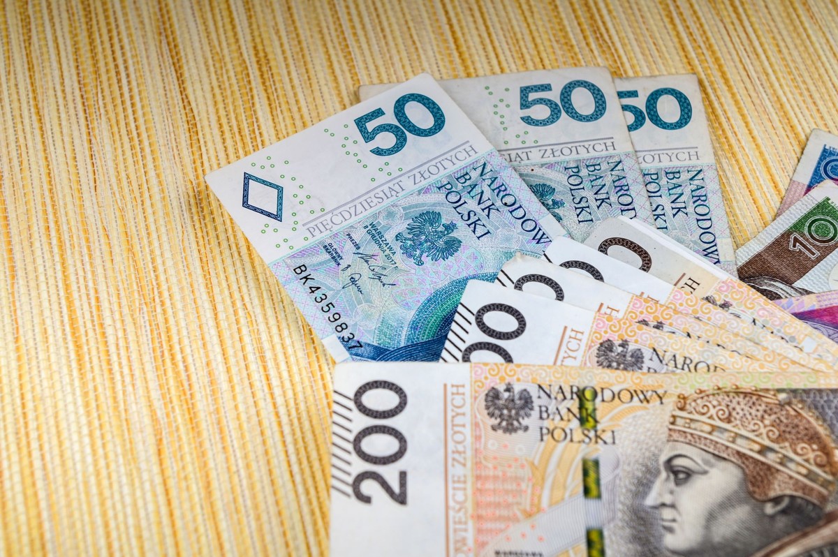 Pieniądze rozłożone na stole