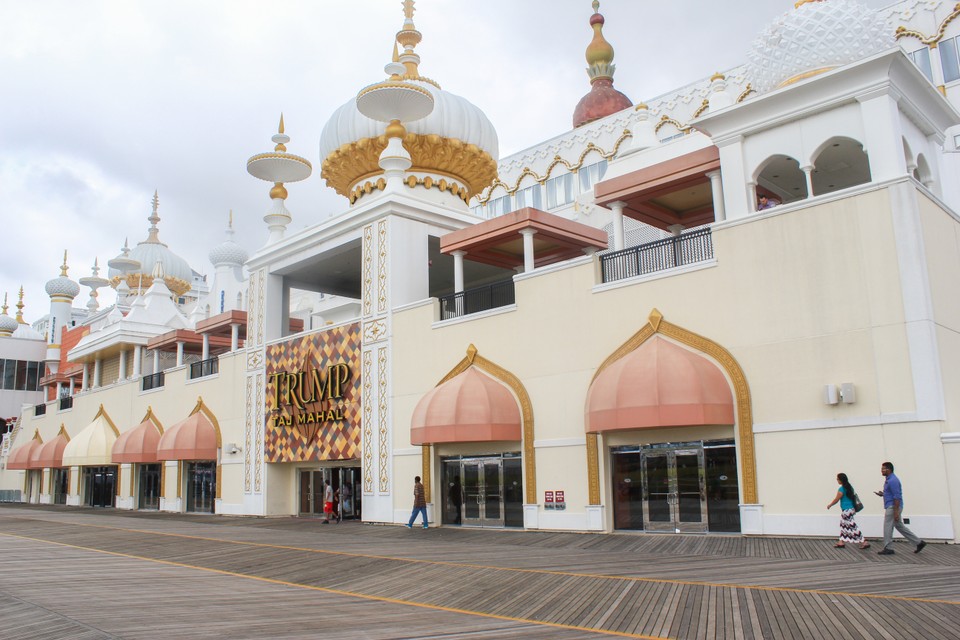 Jedno z wejść do Trump Taj Mahal. Kasyno wraz z 42-piętrowym hotelem otwarto w kwietniu 1990 r. Koszt budowy sięgnął miliarda dolarów