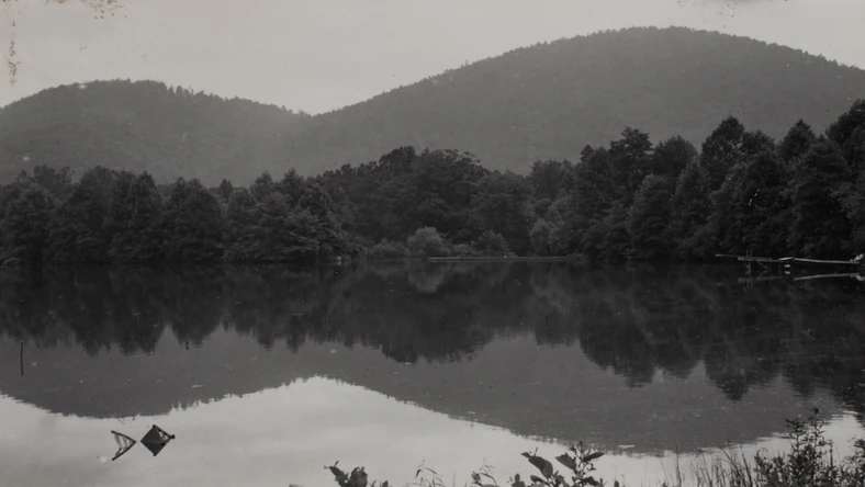 Hazel Larsen Archer, "Jezioro Eden i Mae West" (Black Mountain College, późne lata 40.– wczesne lata 50.). Dzięki uprzejmości Estate of Hazel Larsen Archerand Black Mountain College Museum