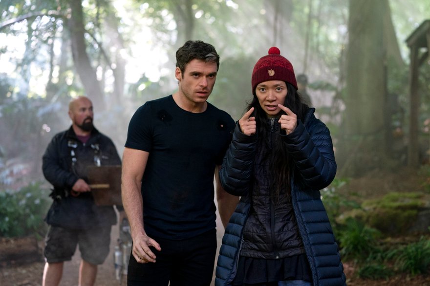 Chloé Zhao i Richard Madden na planie "Eternals"