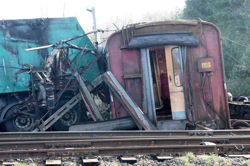 Tir wjechał pod pociąg