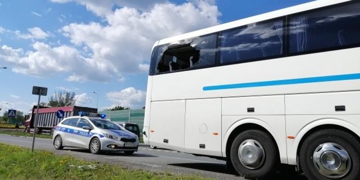 Wyskoczył na trasie przez okno autobus. Tłumaczenie zwala z nóg!