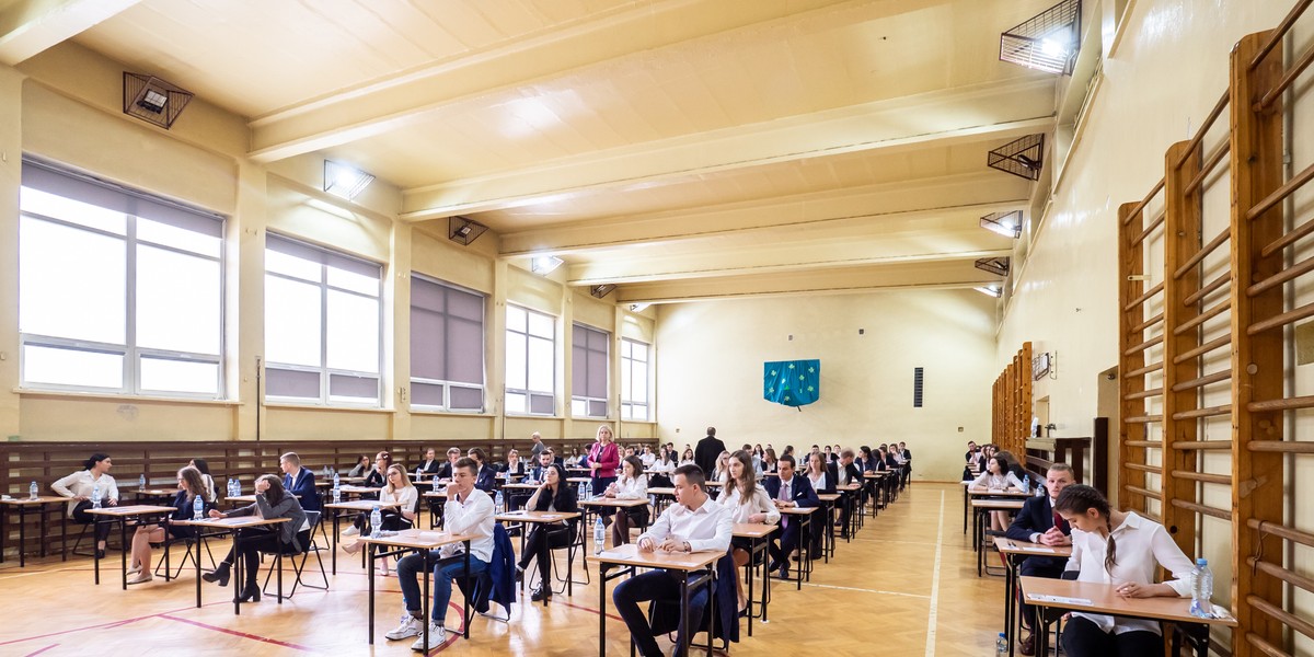 Jedna z uczennic liceum na Mazowszu podczas pisania rozszerzonej matury z WOS-u zrobiła zdjęcie arkusza. Nie zauważyła, że "załapał się" też jej dowód tożsamości