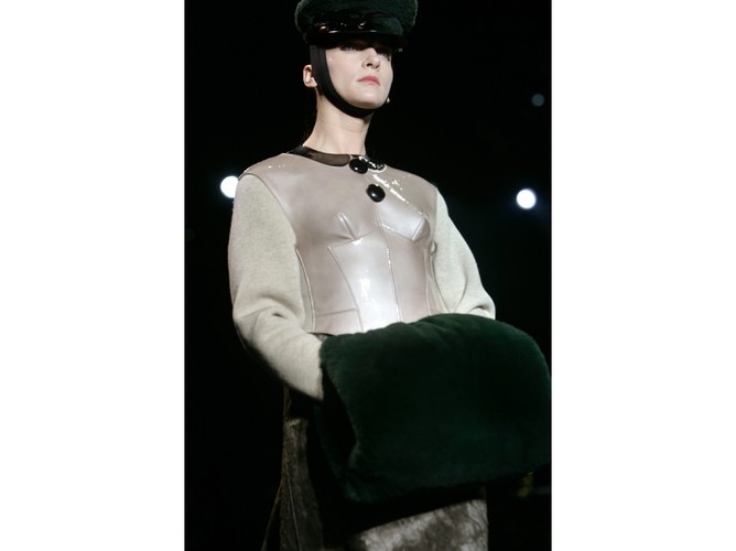 Ekstrawagancka mufka może się sprawdzić w każdej stylizacji - wystarczy tylko puścić wodze fantazji i zabawić się modą