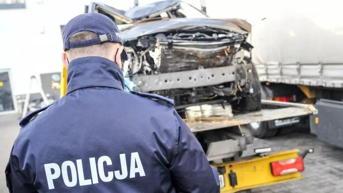 Ucieczka przed policją kradzionym autem zakończyła się… kąpielą w rzece