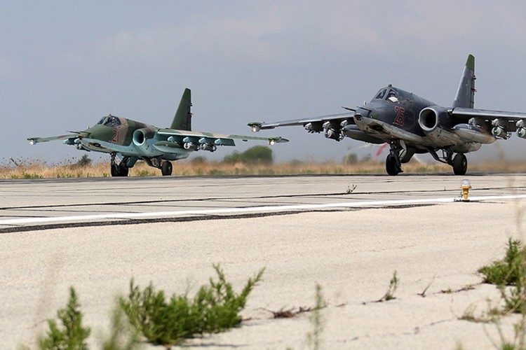 Rosyjskie dwusilnikowe samoloty szturmowe stacjonujące <b>SU-25</b> w bazie lotniczej w Chejmim, w pobliżu portowego miast Latakia. <br><br>fot. EPA/RUSSIAN DEFENCE MINISTRY PRESS SERVICE/HANDOUT Dostawca: PAP/EPA.