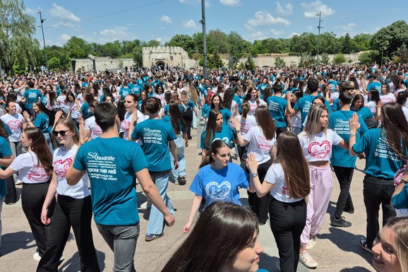 (FOTO, VIDEO) PLES 800 NIŠKIH MATURANATA Spektakl na Trgu kralja Milana: Kvadril, pa UŽIČKO I ROBOT KOLO