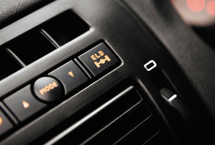 Z tarapatów pomoże wyciągnąć auto elektronicznie blokowany mechanizm różnicowy E-Locker, ułatwiający jazdę na śliskich podłożach