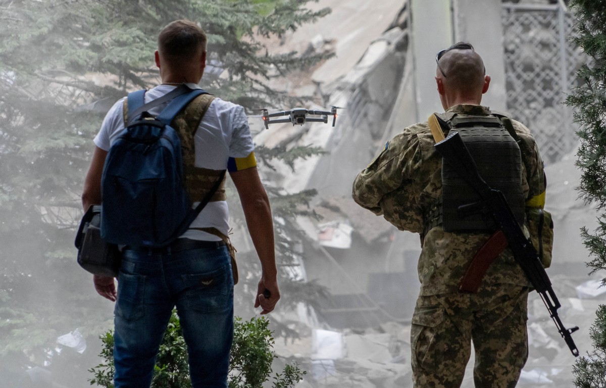 Charków, Ukraina, 02.06.2022. Oględziny budynku zniszczonego w wyniku rosyjskiego ostrzału rakietowego