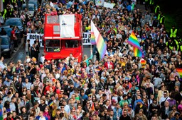 Tęcza nie obraża? "Dzięki fobiom Brudzińskiego flaga dotarła do szerszej publiczności" [WYWIAD]