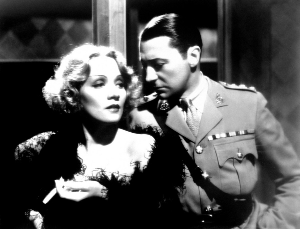 Marlena Dietrich i Clive Brook w filmie "Szanghaj Ekspres" (1932)