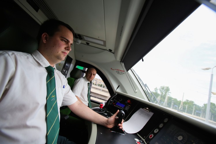 Pociągi będą mogły rozwijać prędkość do 160 km/h. Umowa na dostawę Impulsów została podpisana z firmą NEWAG S.A. 28 listopada 2014 r. Koszt inwestycji to 257 mln zł brutto, z czego 82 mln zł stanowią środki pozyskane z Unii Europejskiej.
<br><br>
fot. (cat) PAP/Leszek Szymański