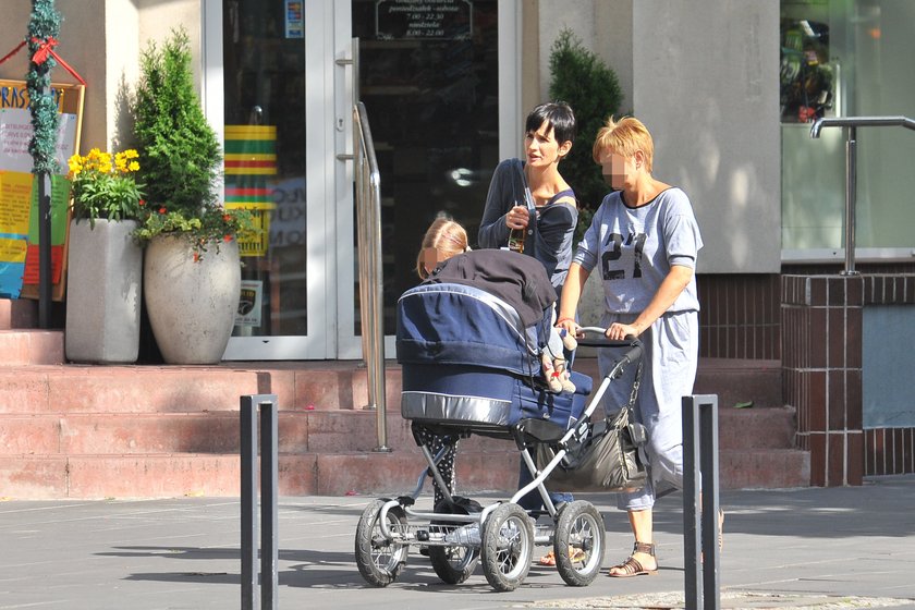 Viola Kołakowska z mamą i dziećmi na spacerze Saska Kepa