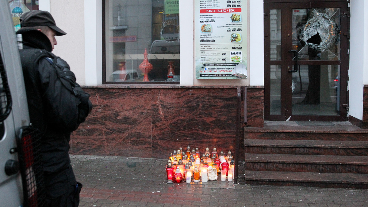 Niemal półtora tysiąca osób wyraziło chęć udziału w przygotowywanym na piątek marszu solidarności z Muzułmanami w Ełku. To reakcja na wydarzenia z sylwestrowej nocy, podczas której po awanturze zginął 21-latek. Podejrzanymi o dokonanie zabójstwa są Tunezyjczyk oraz Algierczyk.