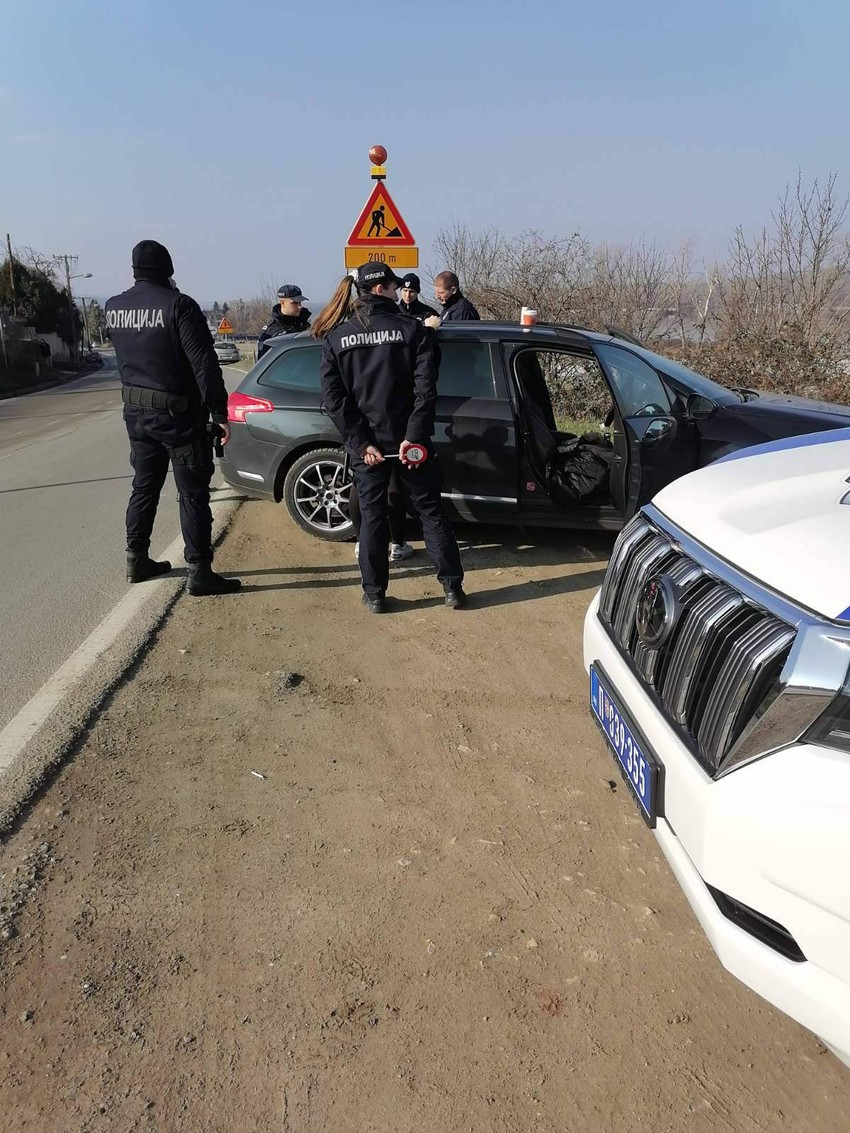 "Narodne patrole" organizovale su protest ispred Predsedništva Srbije na koji su krenuli naoružani