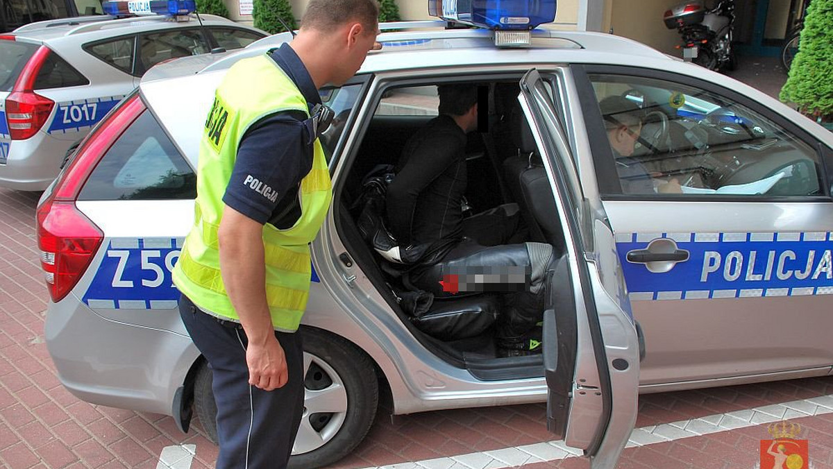 Jechał na jednym kole, wyprzedzał na podwójnej ciągłej, przejeżdżał na czerwonym świetle i znacznie przekraczał prędkość. Policjanci przez blisko dwa kilometry ścigali motocyklistę. Gdy go zatrzymali, wyszło na jaw, dlaczego uciekał. Miał przy sobie narkotyki przygotowane do sprzedaży.