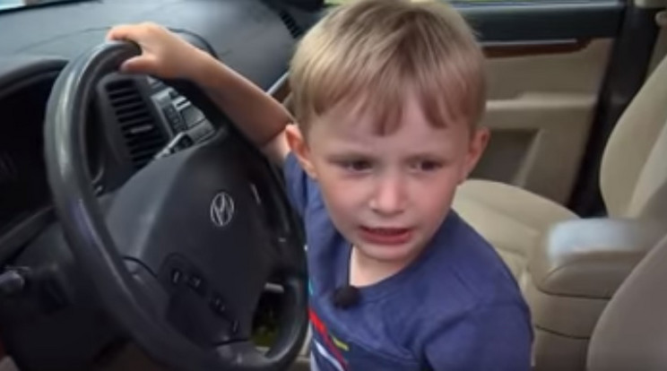 Édességet szeretett volna, ezért elkötötte dédapja kocsiját egy négyéves kisfiú / Fotó: Fox 9 - Facebook