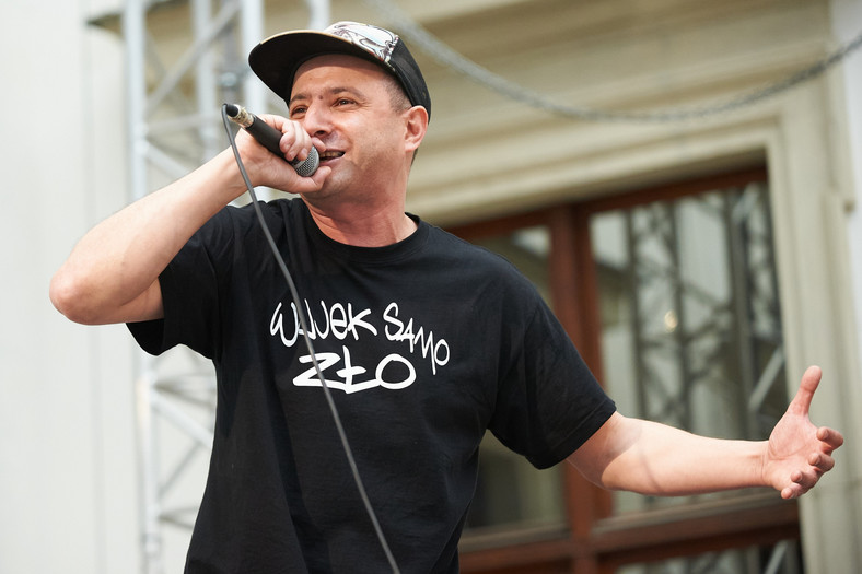 Maciej Albin Gnatowski (Wujek Samo Zło) podczas koncertu Jana Pietrzaka w CSW (6 czerwca 2020 r.)