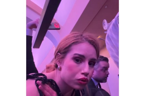 NOVINARKA LEŽI NA PODU, OKO NJE TOTALNI HAOS! Objavila snimak tokom pucnjave na večeri sa Trampom: "Ovo je ZASTRAŠUJUĆE, upravo sam čula..."