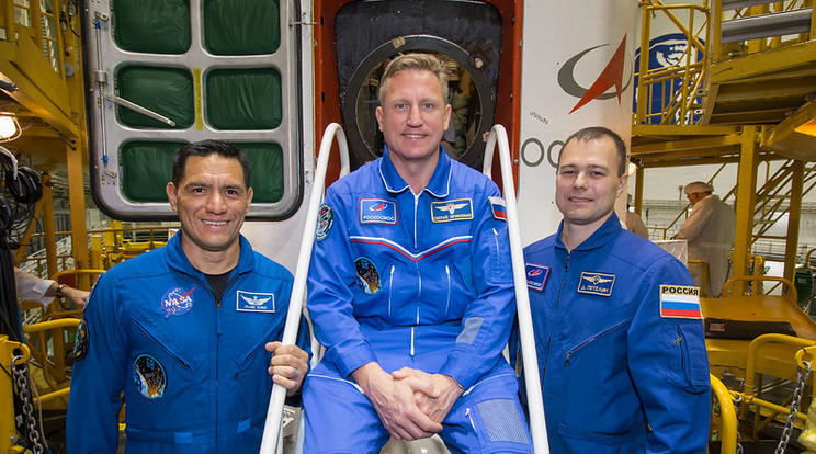 A kazahsztáni Bajkonurban Frank Rubio, a NASA űrhajósa (balra), Szergej Prokopjev,  (középen) valamint Dmitrij Petelin, a Roszkozmosz űrhajósai (jobbra) a Szojuz MS-22 űrhajó előtt/Fotó:NASA/Victor Zelentsov.