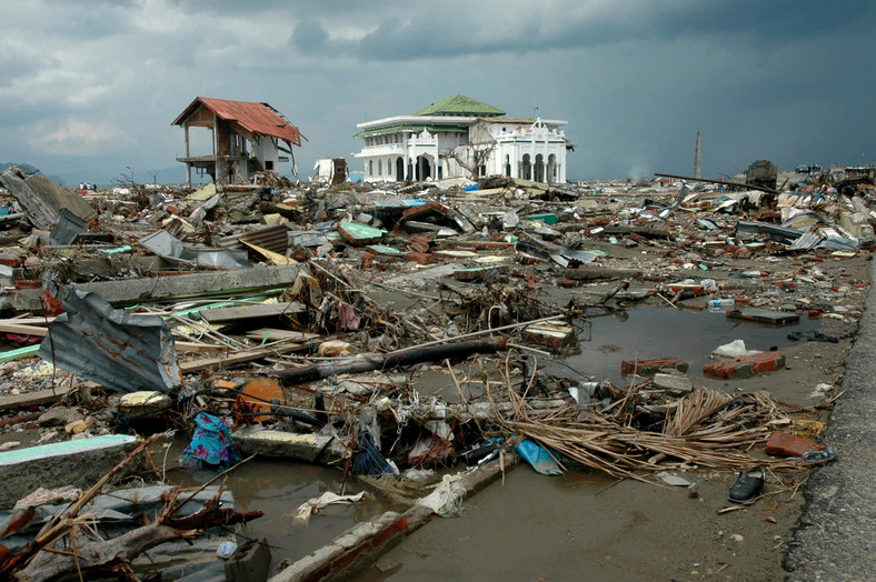 Zniszczenia wywołane przez tsunami na Indonezji w grudniu 2004 r.