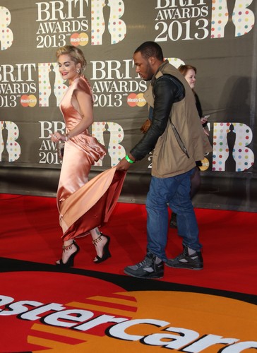 Rita Ora na czerwonym dywanie Brit Awards 2013