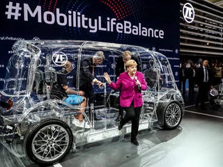 Kanclerz Angela Merkel wysiada z samochodu ZF na targach IAA. Frankfurt nad Menem, 12 września 2019 r. 
