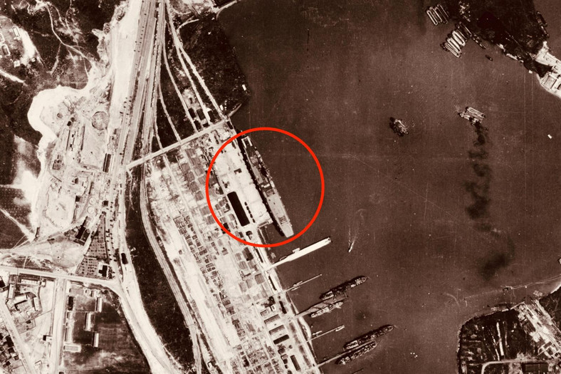 Zdjęcie rozpoznawcze portu gdyńskiego z 1942 r. z niedokończonym "Grafem Zeppelinem"