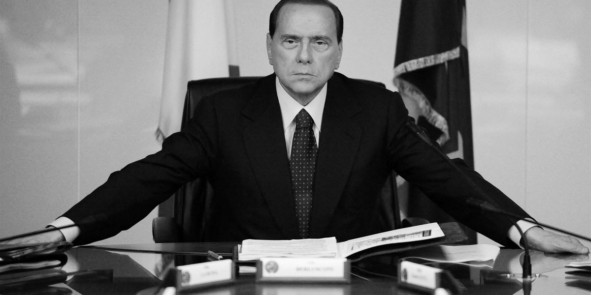 Silvio Berlusconi, były polityk i kilkukrotny premier Włoch, był przede wszystkim magnatem medialnym i biznesmenem. Zostawił po sobie gigantyczny majątek. 