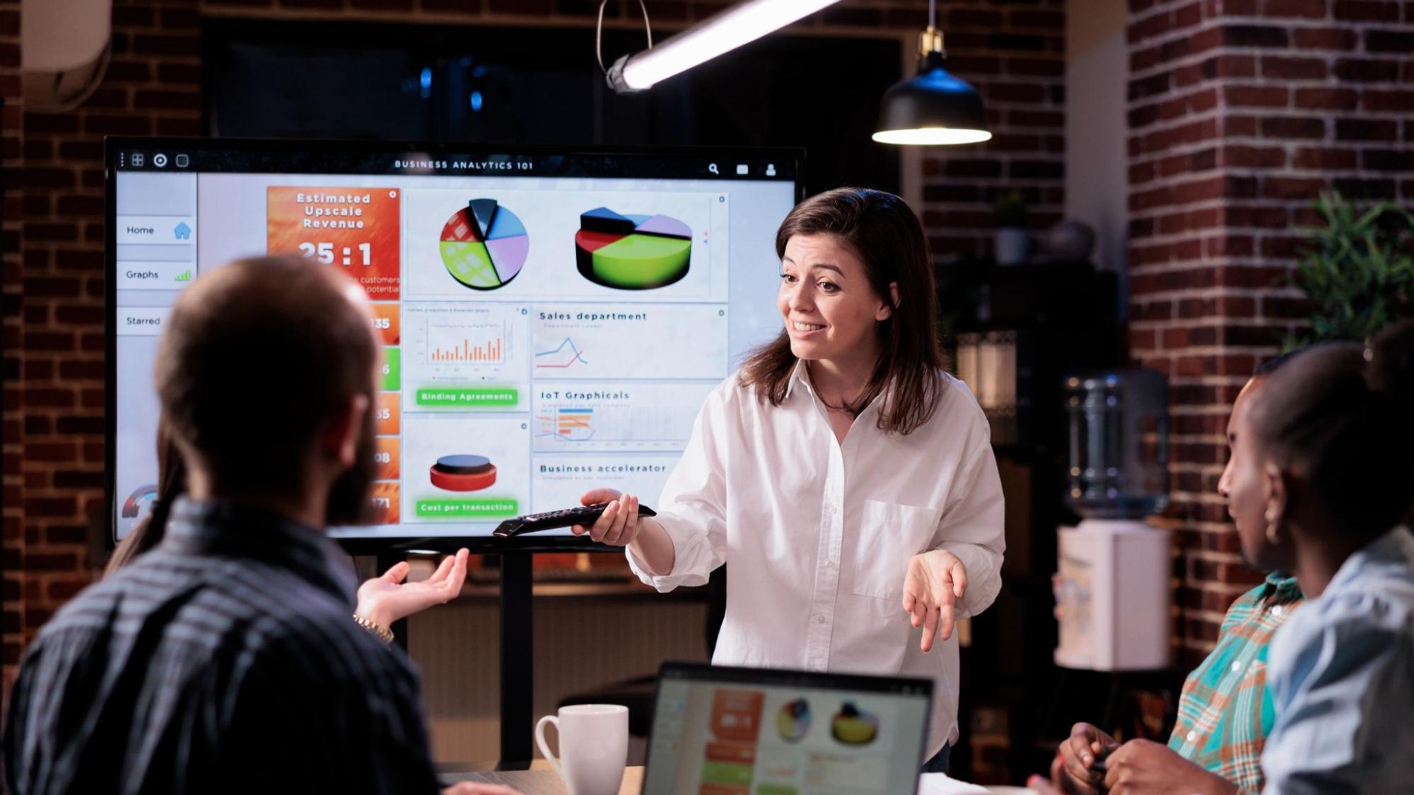 Ako marketéri využívajú AI na zefektívnenie kampaní: Top 5 svetových expertov, ktorých sa oplatí sledovať