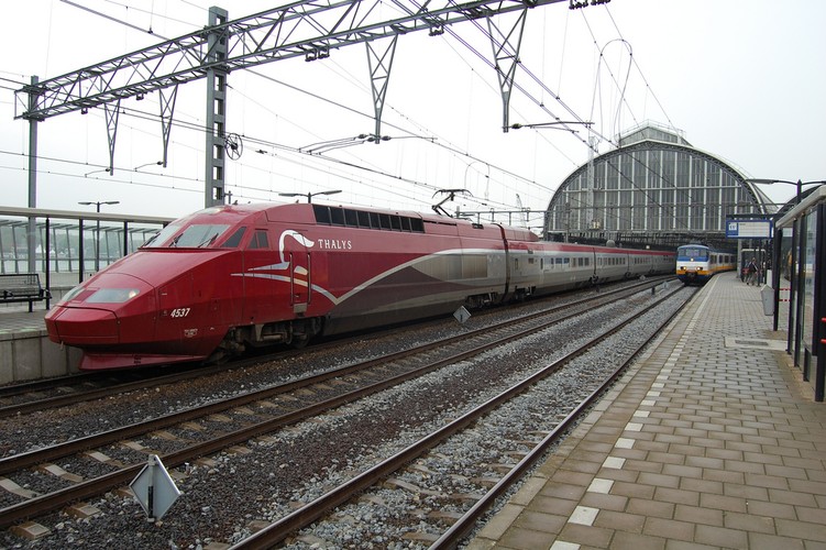 Thalys - to słowo nic nie znaczy, ale dobrze brzmi w czterech językach. Ten przewoźnik wyciął w pień przewoźników lotniczych na liczącej ponad 300 km trasie z Paryża do Brukseli. Linie lotnicze są całkowicie bezradne wobec oferowanego przez kolej czasu przejazdu: 1 godz. 22 min. Pociągi odjeżdżają w równych odstępach czasu w ciągu całego dnia (w godzinach szczytu co pół godziny). To na tej trasie spółka generuje ponad połowę przychodów, a resztę stanowią wpływy z tras między Brukselą i Paryżem a Amsterdamem i Kolonią. Na zdj. Pociąg Thalys, 15.05.2009. Autor: Bart, Creative Commons 2.0