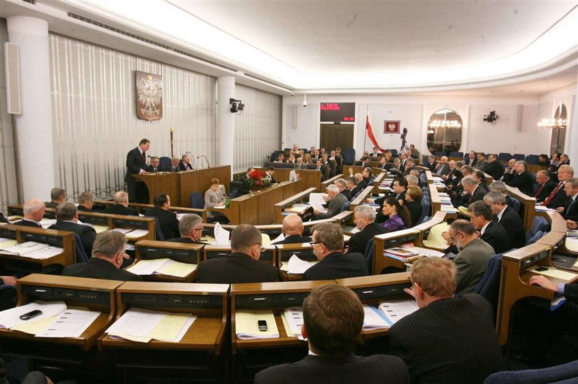 Senat wprowadza cięcia w finansowaniu partii