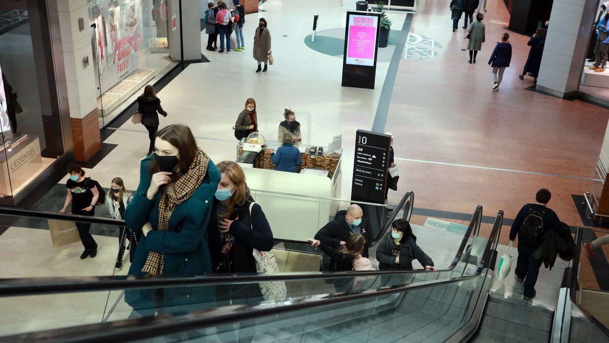 13.03.2021 Warszawa , Galeria handlowa Arkadia . Ostatnie zakupy przed kolejnym lockdownem - ze względu na kolejną fale zakażeń koronawirusem rząd zamyka galerie handlowe , kina , baseny etc .Fot. Jacek Marczewski / Agencja Gazeta