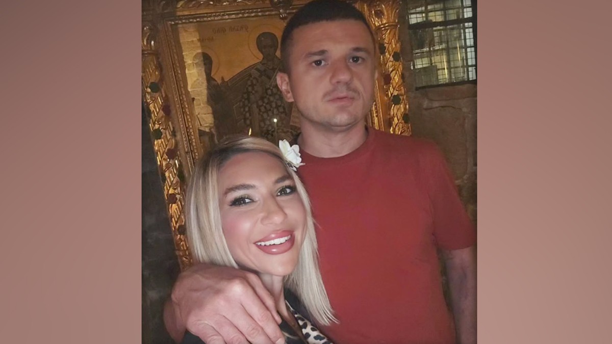 "BOG JE LJUBAV, A LJUBAV UVEK POBEĐUJE" Jovana Jeremić sa Tigrom posetila svetinju: Stoje ispred ikona, drže sveće u ruci i ne skidaju osmehe sa lica (FOTO)