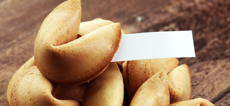 Przepyszne i proste ciasteczka z wróżbą. Idealne na Andrzejki 2023 [PRZEPIS]