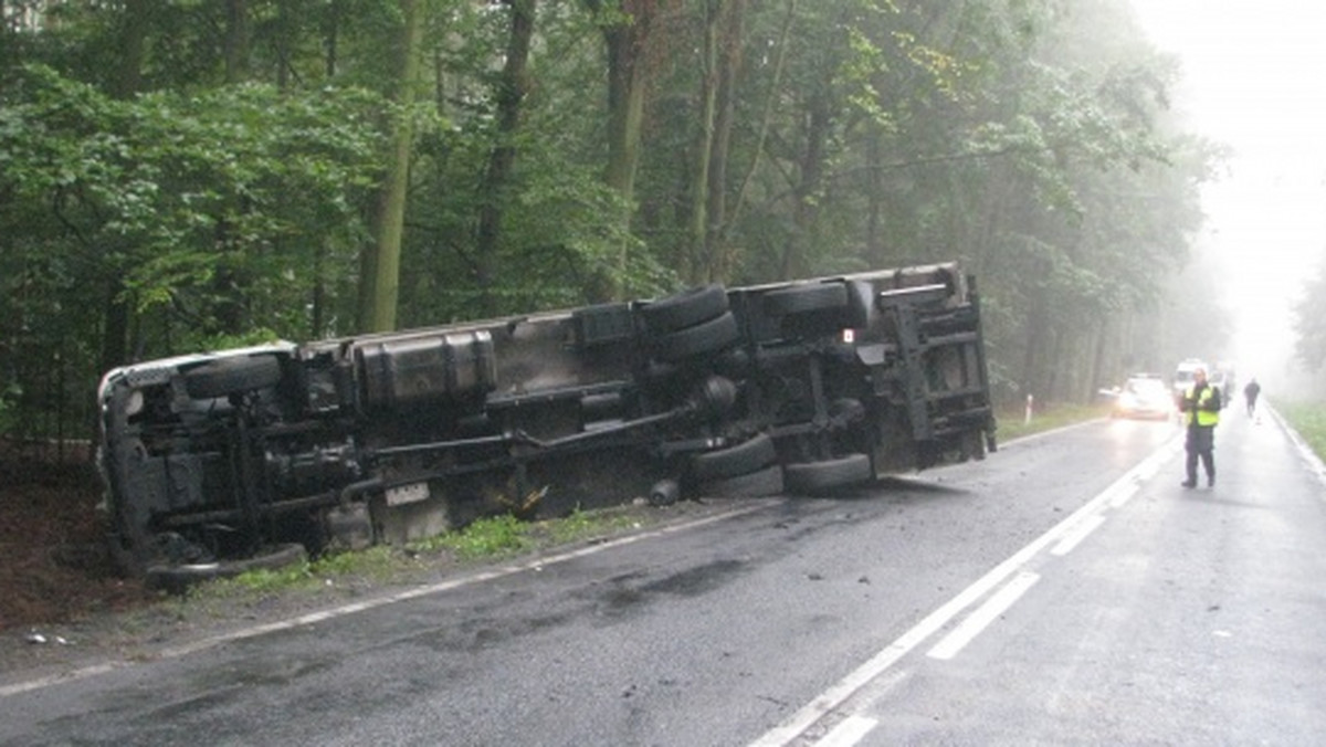 Jedna osoba zginęła w wypadku na drodze krajowej numer 11 pod Bąkowem dzisiaj rano.