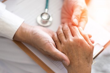 kézremegés, Parkinson-kór, Parkinson, tünet, mimika