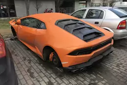 Z rozbitego w Warszawie Lamborghini ukradziono koła i znaczek