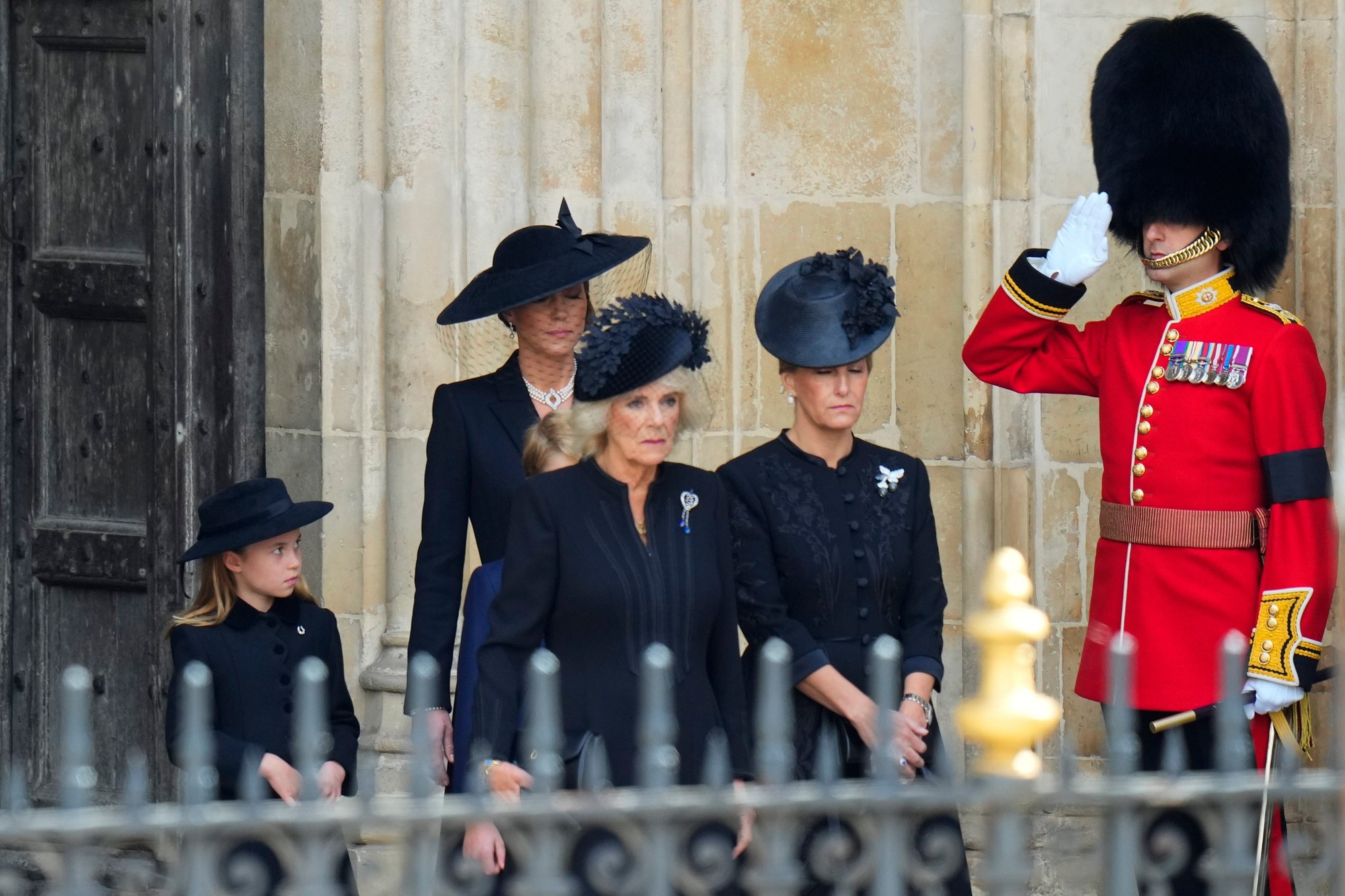 Deti Williama a Kate na pohrebe britskej kráľovnej.