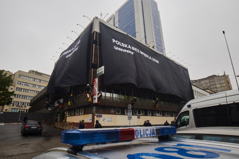 Protest Greenpeace na siedzibie PiS (Fot. Rafał Wojczal/Greenpeace Polska)