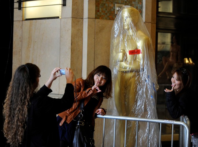 Turystki pozują przy Oscarze, który stanie na czerwonym dywanie