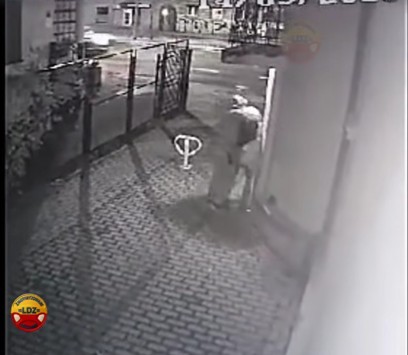 Wyskoczył zza rogu i zaczął dusić kobietę w centrum Łodzi. Policja szuka sprawcy