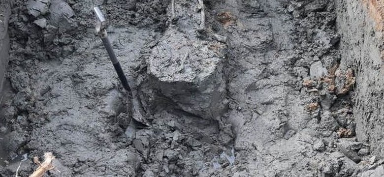 Szokujące odkrycie podczas prac kanalizacyjnych. "Mogą to być szczątki polskiego żołnierza"
