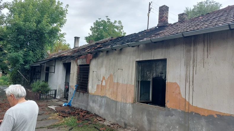 Zapalio kuću pa zapucao 